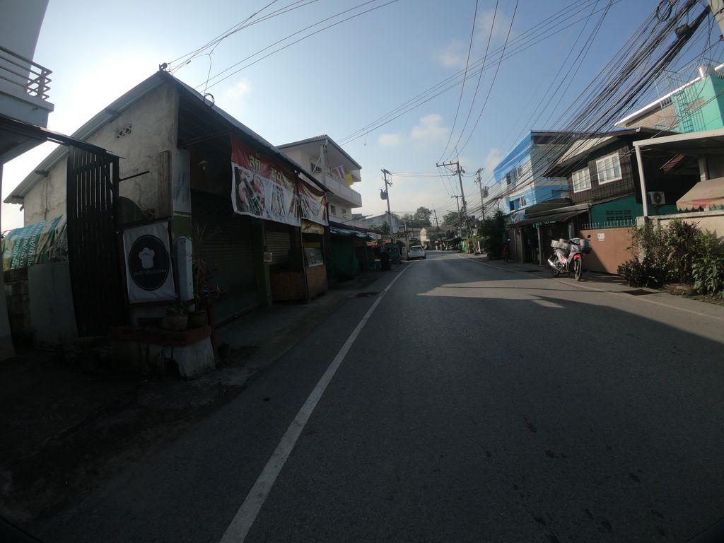 ภาพถนนตรงที่ ศัลยกรรมผ้า ตั้งอยู่ ถ่ายโดย chanuwath_grab พ.ศ. 2562 (2019) · A street-level view of where ศัลยกรรมผ้า · Sanyakrarompha stands, by chanuwath_grab in 2562 (2019)