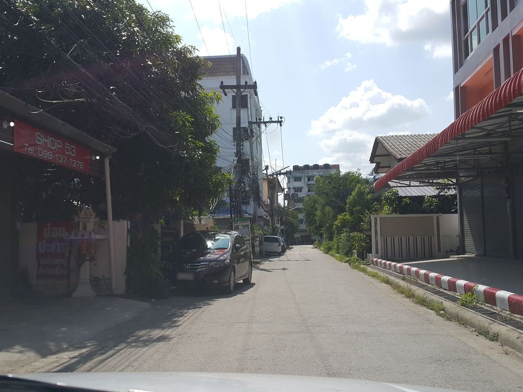 ภาพถนนตรงที่ เจ๊เปิ้ล รับซ่อมผ้า ตั้งอยู่ ถ่ายโดย jrcarlsen พ.ศ. 2558 (2015) · A street-level view of where เจ๊เปิ้ล รับซ่อมผ้า · Chepoen Rapsompha stands, by jrcarlsen in 2558 (2015)