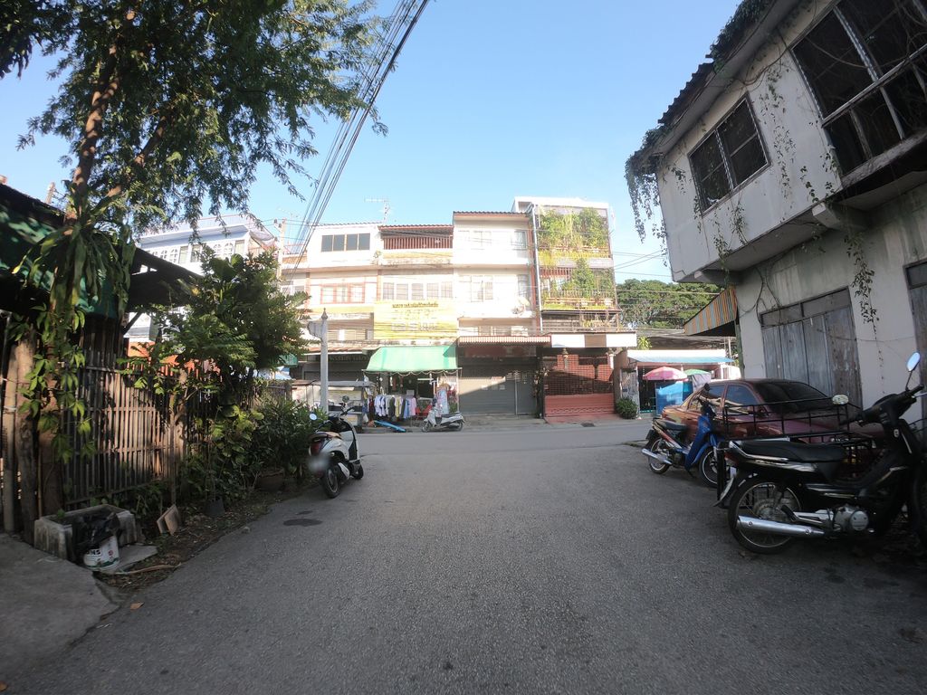 ภาพถนนตรงที่ รับเปลี่ยนซิบ แก้ทรง ตั้งอยู่ ถ่ายโดย chanuwath_grab พ.ศ. 2562 (2019) · A street-level view of where รับเปลี่ยนซิบ แก้ทรง · Rap Plian Sip Kaesong stands, by chanuwath_grab in 2562 (2019)