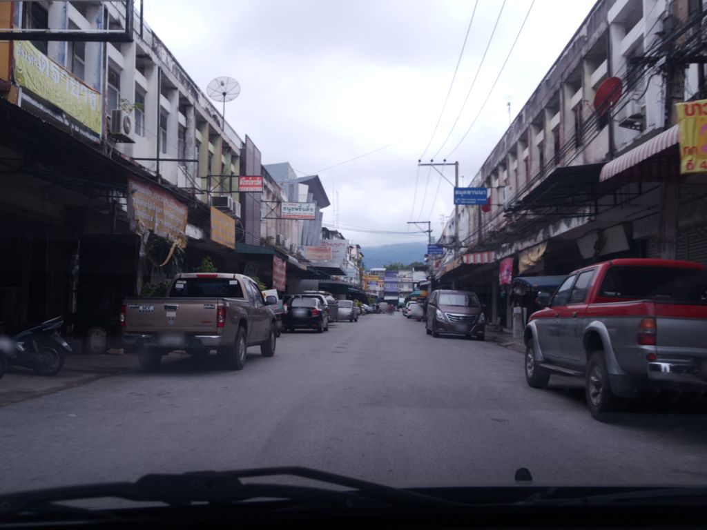 ภาพถนนตรงที่ ป้าทอง รับซ่อมผ้า ตั้งอยู่ ถ่ายโดย wapriz พ.ศ. 2561 (2018) · A street-level view of where ป้าทอง รับซ่อมผ้า · Patong Rapsompha stands, by wapriz in 2561 (2018)