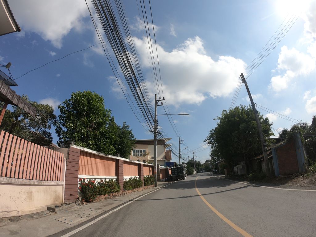 ภาพถนนตรงที่ น้อย คลินิค ซ่อมผ้า ตั้งอยู่ ถ่ายโดย chanuwath_grab พ.ศ. 2562 (2019) · A street-level view of where น้อย คลินิค ซ่อมผ้า · Noi Clinic Sompha stands, by chanuwath_grab in 2562 (2019)