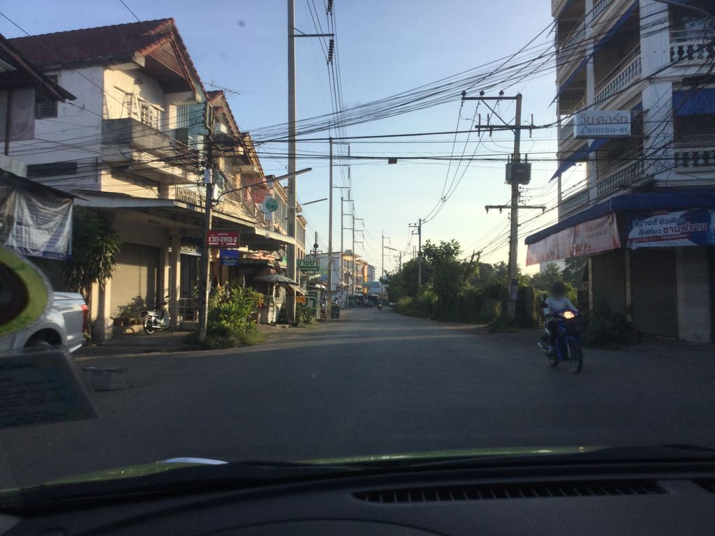 ภาพถนนตรงที่ สุภาพปักจักร ตั้งอยู่ ถ่ายโดย pimpream พ.ศ. 2559 (2016) · A street-level view of where สุภาพปักจักร · Suphappakchak stands, by pimpream in 2559 (2016)