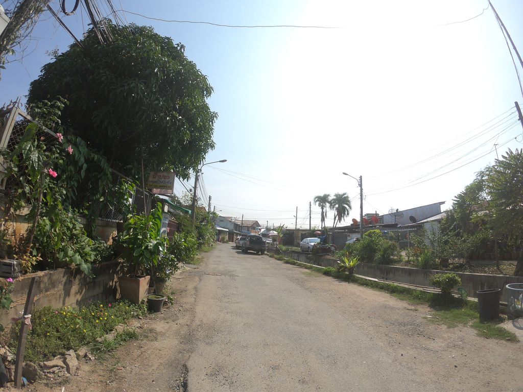 ภาพถนนตรงที่ บ้านทองทวีทลุงนครป้าน้อย ตัดเย็บเสื้อผ้า ตั้งอยู่ ถ่ายโดย chanuwath_grab พ.ศ. 2562 (2019) · A street-level view of where บ้านทองทวีทลุงนครป้าน้อย ตัดเย็บเสื้อผ้า · Ban Thong Thawit Lung Nakhon Panya Tat Yepsueapha stands, by chanuwath_grab in 2562 (2019)