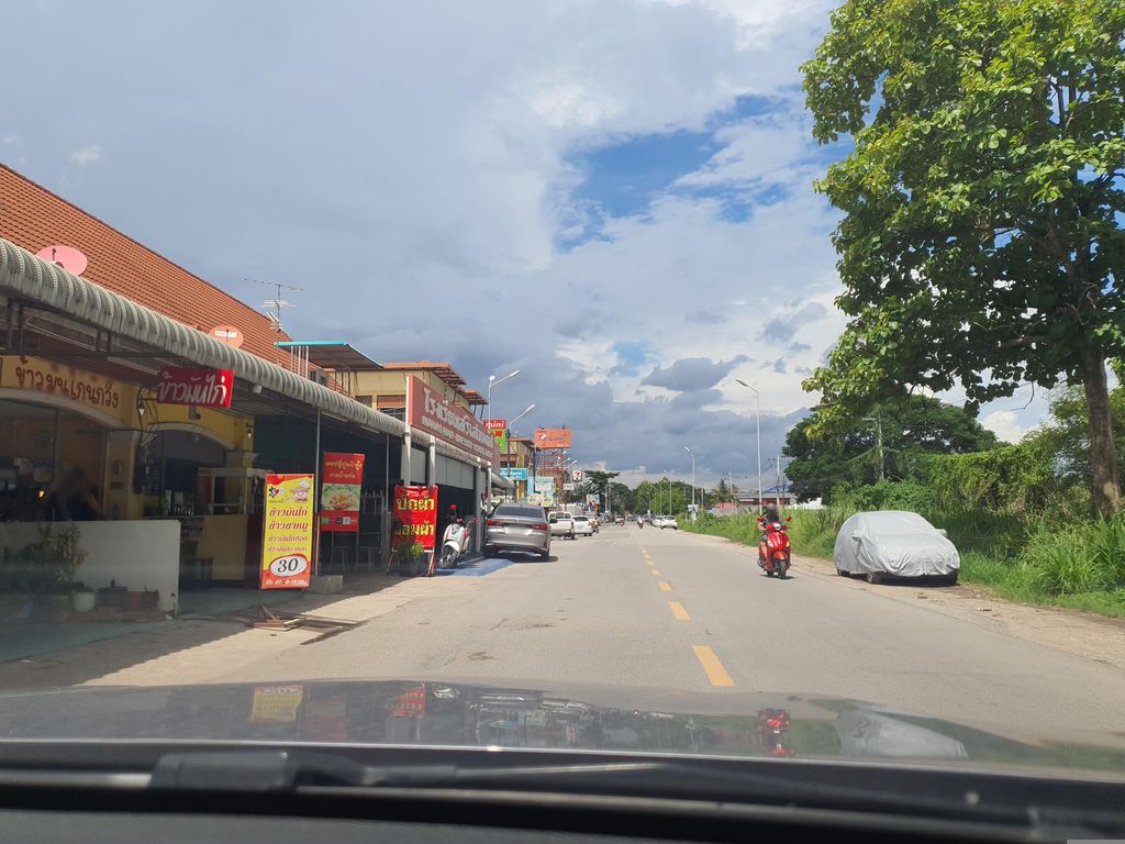 ภาพถนนตรงที่ ป้ากุ้งซ่อมผ้า ตั้งอยู่ ถ่ายโดย jrcarlsen พ.ศ. 2566 (2023) · A street-level view of where ป้ากุ้งซ่อมผ้า · Pa Kung Sompha stands, by jrcarlsen in 2566 (2023)