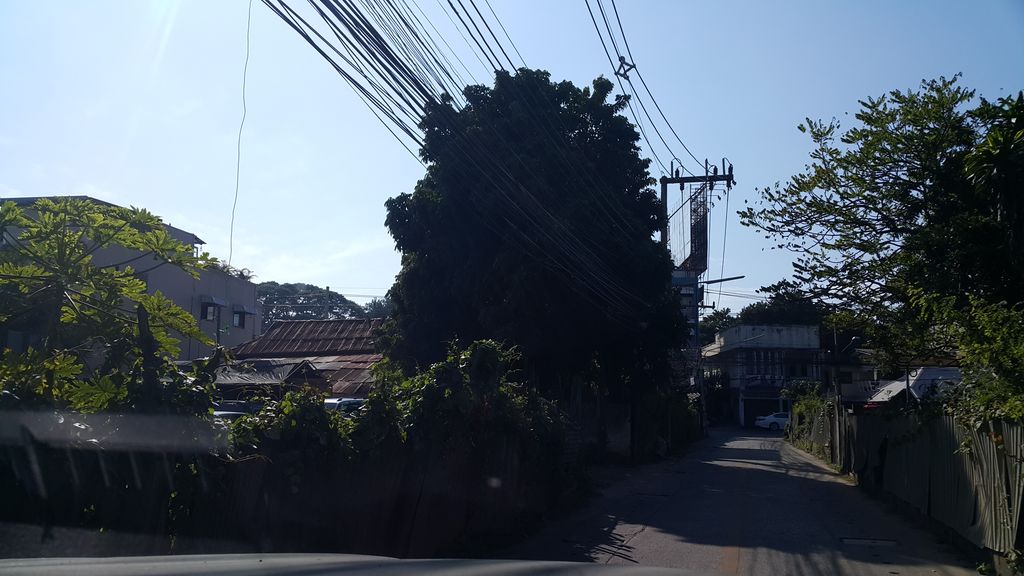 ภาพถนนตรงที่ ร้านภโวทัย รับตัดเสื้อ-กางเกง ตั้งอยู่ ถ่ายโดย jrcarlsen พ.ศ. 2559 (2016) · A street-level view of where ร้านภโวทัย รับตัดเสื้อ-กางเกง · Ran Phawo Thai Raptatsuea-kangkeng stands, by jrcarlsen in 2559 (2016)