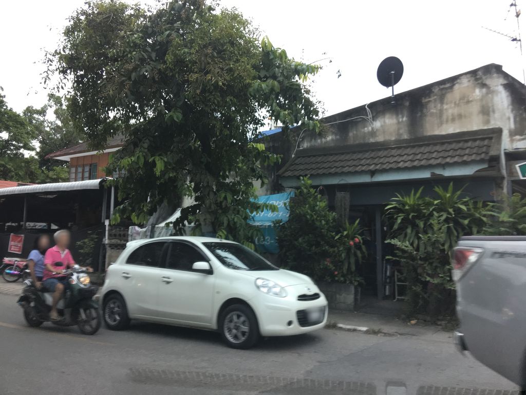 ภาพถนนตรงที่ ร้านเย็บผ้า [ถนน ธานินทร์] ตั้งอยู่ ถ่ายโดย wapriz พ.ศ. 2561 (2018) · A street-level view of where ร้านเย็บผ้า [ถนน ธานินทร์] · Ran Yeppha [thanon Thanin] stands, by wapriz in 2561 (2018)