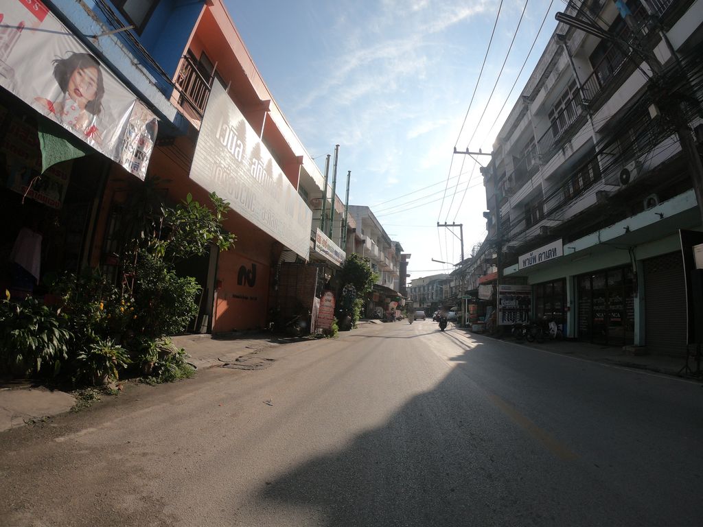 ภาพถนนตรงที่ ร้านวิไล ซ่อมผ้า ตั้งอยู่ ถ่ายโดย chanuwath_grab พ.ศ. 2562 (2019) · A street-level view of where ร้านวิไล ซ่อมผ้า · Ran Wilai Sompha stands, by chanuwath_grab in 2562 (2019)