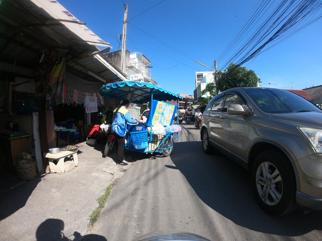 ภาพถนนตรงที่ ร้านเย็บผ้า พี่หล้า-ป้าพร ตั้งอยู่ ถ่ายโดย chanuwath_grab พ.ศ. 2562 (2019) · A street-level view of where ร้านเย็บผ้า พี่หล้า-ป้าพร · Ran Yeppha Phila-papra stands, by chanuwath_grab in 2562 (2019)