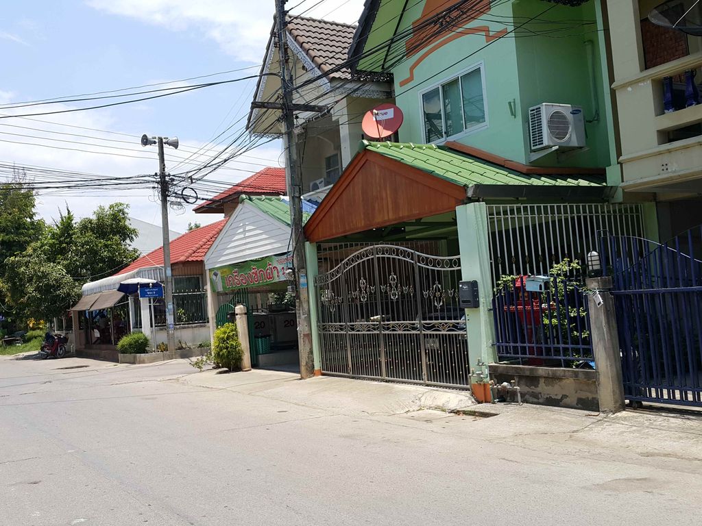 ภาพถนนตรงที่ ร้านช่อมผ้าปะผ้า [หมู่บ้านชัยพฤกษ์] ตั้งอยู่ ถ่ายโดย jrcarlsen พ.ศ. 2558 (2015) · A street-level view of where ร้านช่อมผ้าปะผ้า [หมู่บ้านชัยพฤกษ์] · Ran Cho Maphapa Pha [mu Ban Chai Pharueka] stands, by jrcarlsen in 2558 (2015)