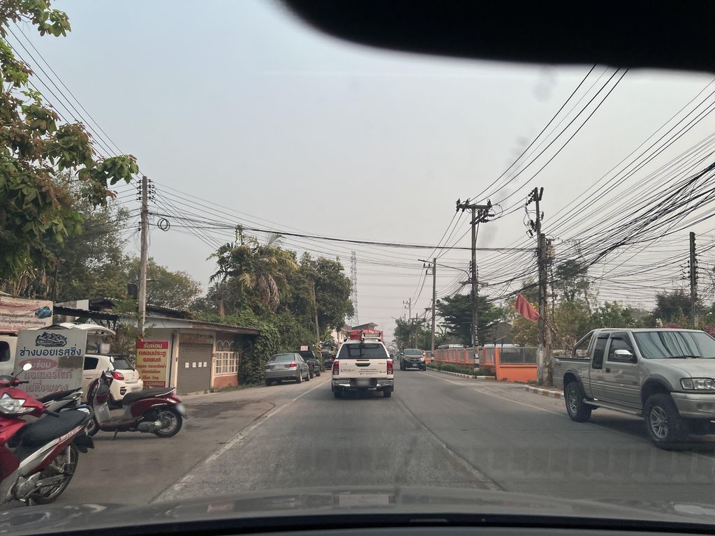 ภาพถนนตรงที่ พี่แอร์รับซ่อมผ้า ตั้งอยู่ ถ่ายโดย lin_wang พ.ศ. 2567 (2024) · A street-level view of where พี่แอร์รับซ่อมผ้า · Phiae Rapsompha stands, by lin_wang in 2567 (2024)