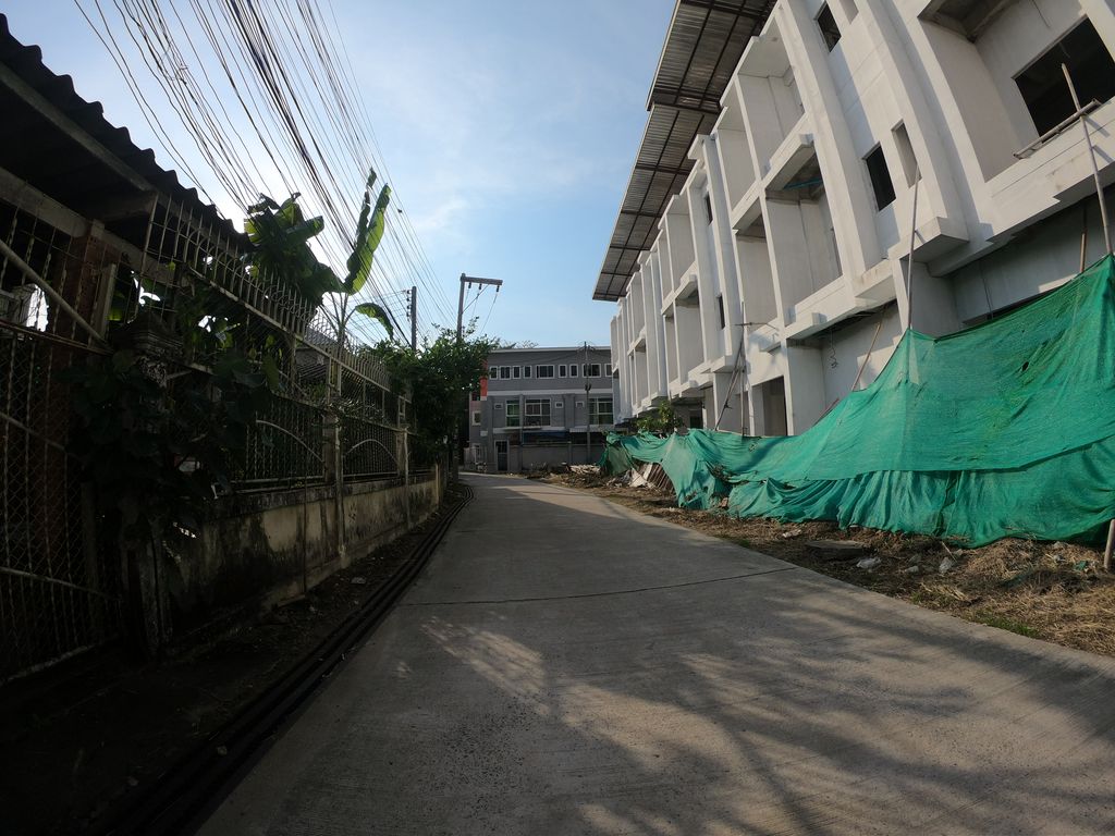 ภาพถนนตรงที่ ร้านซ่อมผ้า [ถนน สุขสันจร] ตั้งอยู่ ถ่ายโดย chanuwath_grab พ.ศ. 2562 (2019) · A street-level view of where ร้านซ่อมผ้า [ถนน สุขสันจร] · Ran Sompha [thanon Suksanchon] stands, by chanuwath_grab in 2562 (2019)