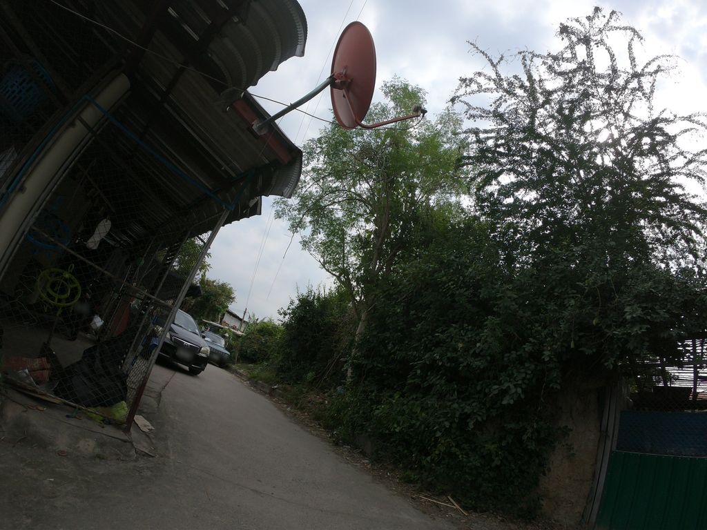 ภาพถนนตรงที่ ป้าณีเย็บผ้า ตั้งอยู่ ถ่ายโดย chanuwath_grab พ.ศ. 2562 (2019) · A street-level view of where ป้าณีเย็บผ้า · Paniyeppha stands, by chanuwath_grab in 2562 (2019)