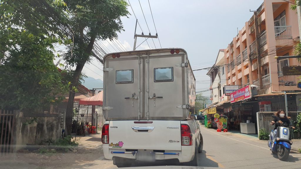 ภาพถนนตรงที่ คลินิกผ้า ตั้งอยู่ ถ่ายโดย jrcarlsen พ.ศ. 2565 (2022) · A street-level view of where คลินิกผ้า · Pha Clinic stands, by jrcarlsen in 2565 (2022)