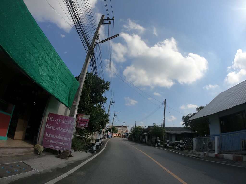 ภาพถนนตรงที่ ร้านเปลี่ยนซิบ ตัดขากางเกง [บ้านบวกครกน้อย] ตั้งอยู่ ถ่ายโดย chanuwath_grab พ.ศ. 2562 (2019) · A street-level view of where ร้านเปลี่ยนซิบ ตัดขากางเกง [บ้านบวกครกน้อย] · Ran Plian Sip Tatkhakangkeng [ban Buakkhrakanoi] stands, by chanuwath_grab in 2562 (2019)