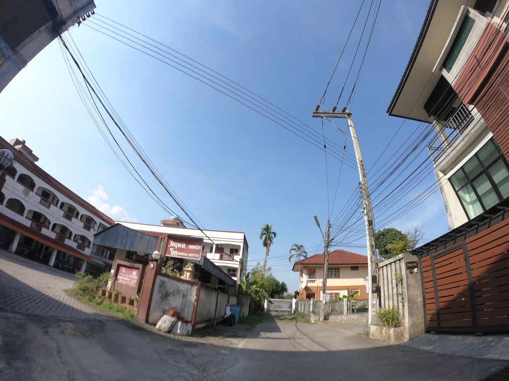 ภาพถนนตรงที่ พี่ฟอง รับซ่อมผ้า ตั้งอยู่ ถ่ายโดย chanuwath_grab พ.ศ. 2562 (2019) · A street-level view of where พี่ฟอง รับซ่อมผ้า · Phipong Rapsompha stands, by chanuwath_grab in 2562 (2019)