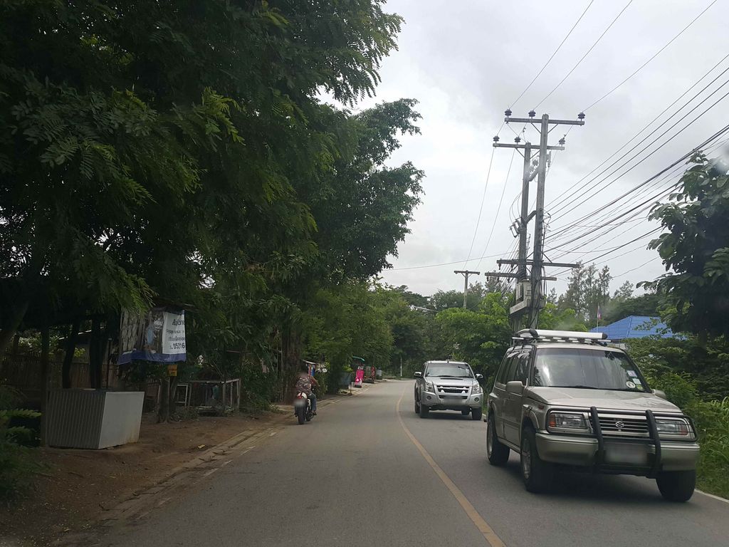ภาพถนนตรงที่ ร้าน ยินดีรับใช้บริการ รับซ่อมผ้า ตั้งอยู่ ถ่ายโดย jrcarlsen พ.ศ. 2558 (2015) · A street-level view of where ร้าน ยินดีรับใช้บริการ รับซ่อมผ้า · Ran Yindi Rapchai Brikan Rapsompha stands, by jrcarlsen in 2558 (2015)