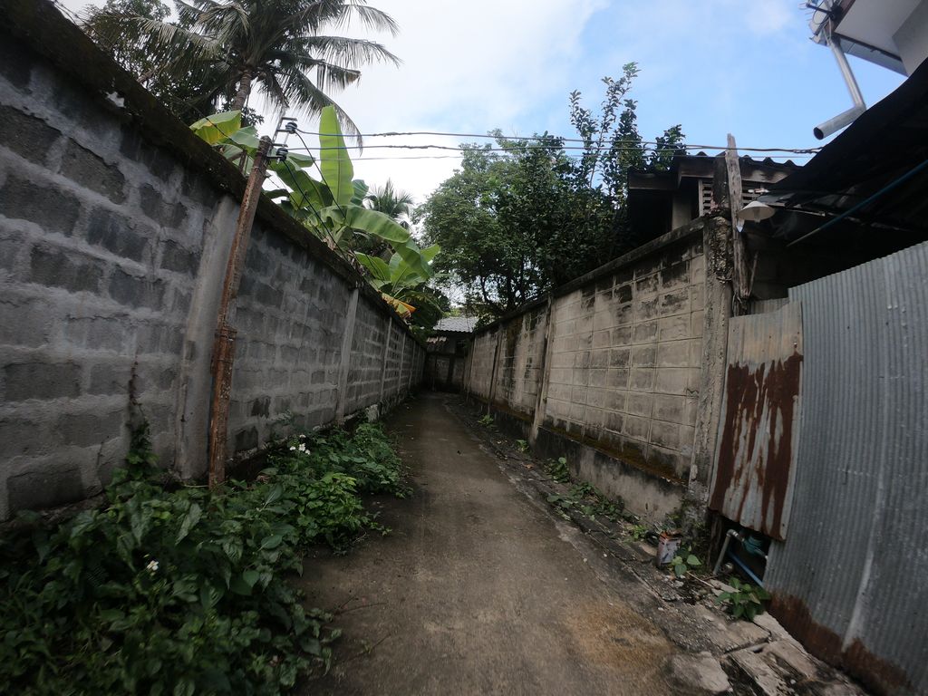 ภาพถนนตรงที่ ป้านุช รับซ่อมผ้า ตั้งอยู่ ถ่ายโดย chanuwath_grab พ.ศ. 2562 (2019) · A street-level view of where ป้านุช รับซ่อมผ้า · Panut Rapsompha stands, by chanuwath_grab in 2562 (2019)