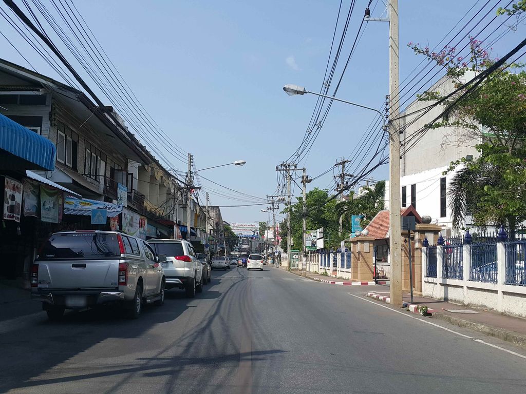ภาพถนนตรงที่ ร้านซ่อมผ้า [ถนนเจริญประเทศ] ตั้งอยู่ ถ่ายโดย jrcarlsen พ.ศ. 2558 (2015) · A street-level view of where ร้านซ่อมผ้า [ถนนเจริญประเทศ] · Ran Sompha [thanon Charoen Prathet] stands, by jrcarlsen in 2558 (2015)