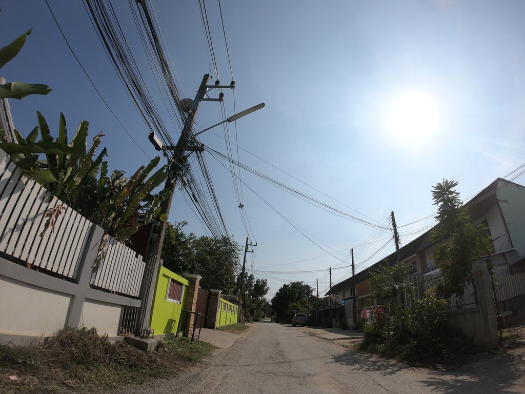 ภาพถนนตรงที่ บัวขาว รับซ่อมผ้า ตั้งอยู่ ถ่ายโดย chanuwath_grab พ.ศ. 2562 (2019) · A street-level view of where บัวขาว รับซ่อมผ้า · Buakhao Rapsompha stands, by chanuwath_grab in 2562 (2019)