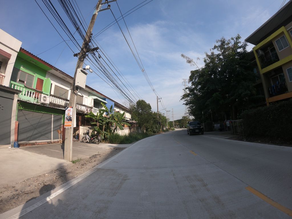 ภาพถนนตรงที่ น้าสา คลินิกซ่อมผ้า ตั้งอยู่ ถ่ายโดย chanuwath_grab พ.ศ. 2562 (2019) · A street-level view of where น้าสา คลินิกซ่อมผ้า · Nasa Clinic Sompha stands, by chanuwath_grab in 2562 (2019)