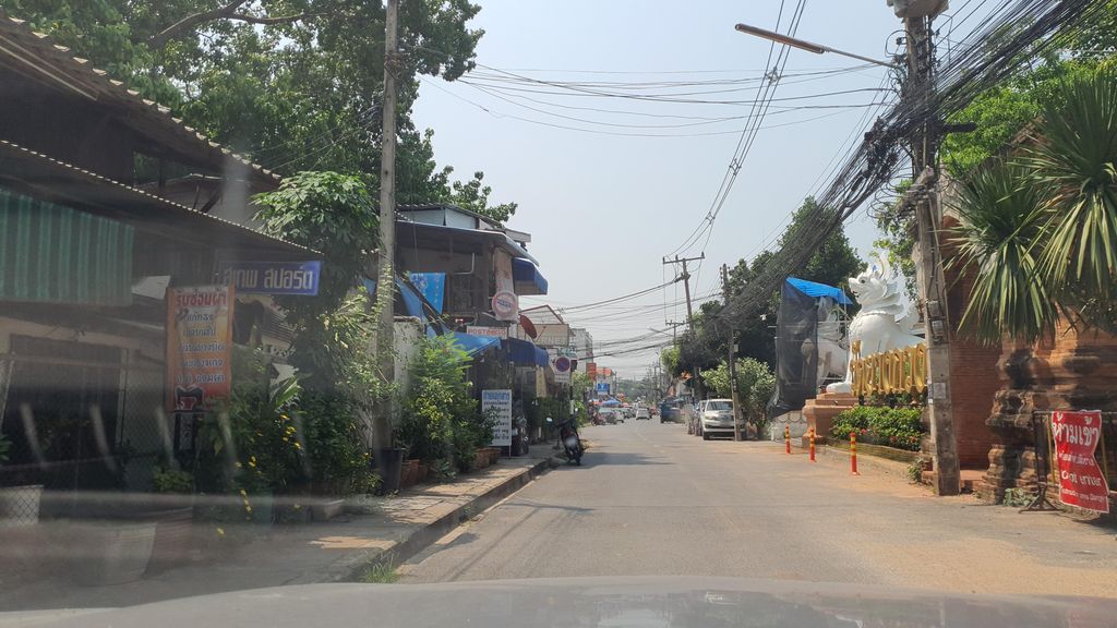 ภาพถนนตรงที่ สุเทพสปอร์ต รับซ่อมผ้า ตั้งอยู่ ถ่ายโดย jrcarlsen พ.ศ. 2565 (2022) · A street-level view of where สุเทพสปอร์ต รับซ่อมผ้า · Suthep Sport Rapsompha stands, by jrcarlsen in 2565 (2022)
