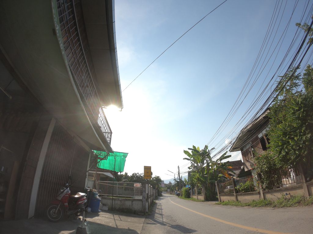 ภาพถนนตรงที่ คลินิกซ่อมผ้า ตั้งอยู่ ถ่ายโดย chanuwath_grab พ.ศ. 2562 (2019) · A street-level view of where คลินิกซ่อมผ้า · Sompha Clinic stands, by chanuwath_grab in 2562 (2019)