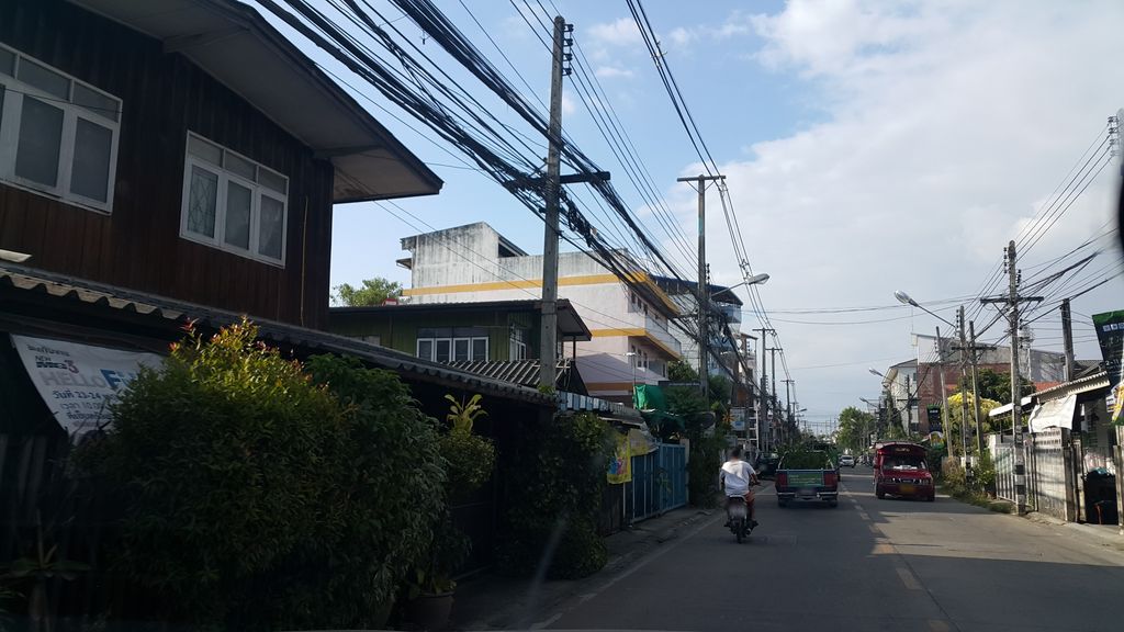 ภาพถนนตรงที่ ร้านตัดผ้าซิกแซ๊ก ตั้งอยู่ ถ่ายโดย jrcarlsen พ.ศ. 2559 (2016) · A street-level view of where ร้านตัดผ้าซิกแซ๊ก · Ran Tat Pha Siksaek stands, by jrcarlsen in 2559 (2016)