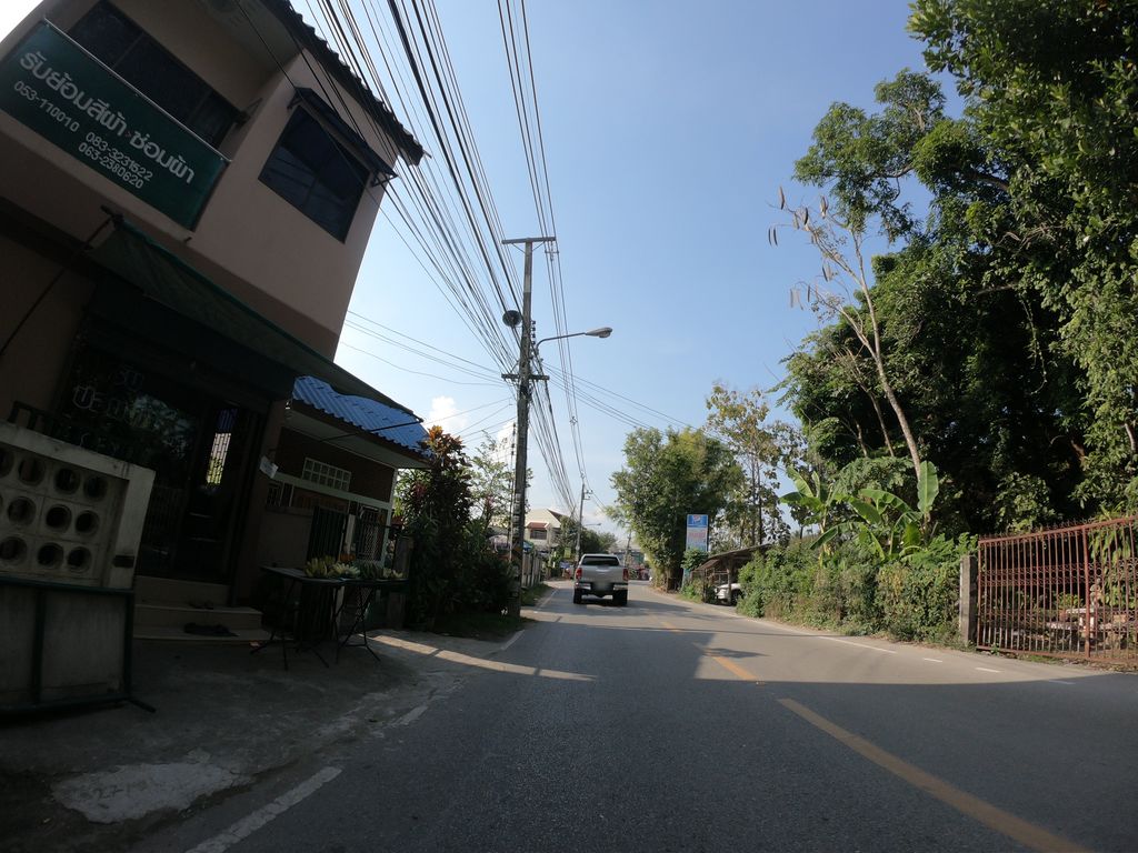 ภาพถนนตรงที่ รับย้อมสี-ซ่อมผ้า ตั้งอยู่ ถ่ายโดย chanuwath_grab พ.ศ. 2562 (2019) · A street-level view of where รับย้อมสี-ซ่อมผ้า · Rapyomsi-sompha stands, by chanuwath_grab in 2562 (2019)