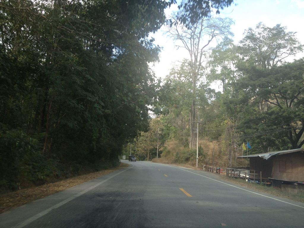 ภาพถนนตรงที่ อุทยานแห่งชาติ อบหลวง ตั้งอยู่ ถ่ายโดย jimwatana พ.ศ. 2558 (2015) · A street-level view of where อุทยานแห่งชาติ อบหลวง · Opluang National park stands, by jimwatana in 2558 (2015)