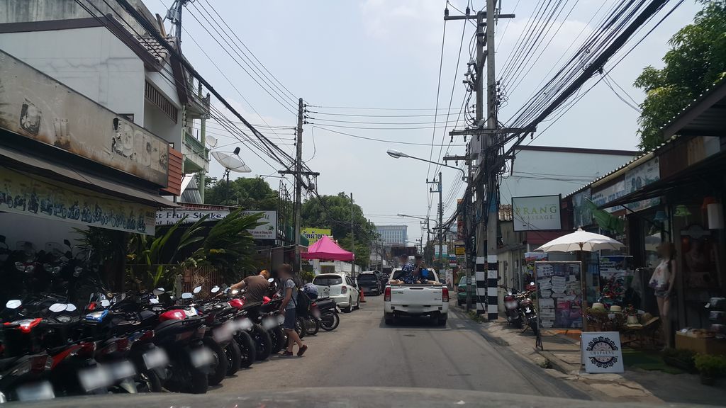 ภาพถนนตรงที่ บ้านออเจ้า เช่าชุดไทย ตั้งอยู่ ถ่ายโดย jrcarlsen พ.ศ. 2560 (2017) · A street-level view of where Ban Or Jao — Thai dress hire stands, by jrcarlsen in 2560 (2017)