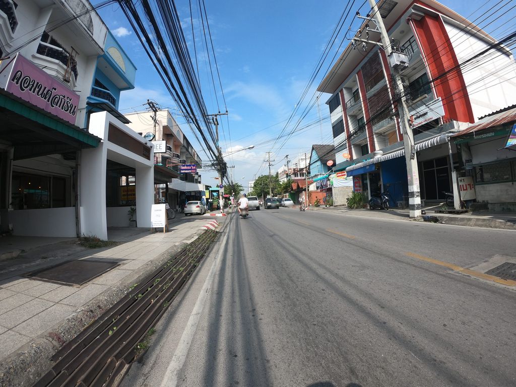 ภาพถนนตรงที่ ทิพย์เนตรไบค์ ตั้งอยู่ ถ่ายโดย chanuwath_grab พ.ศ. 2562 (2019) · A street-level view of where ทิพย์เนตรไบค์ · Thipnet Bike stands, by chanuwath_grab in 2562 (2019)