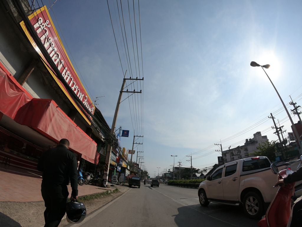 ภาพถนนตรงที่ ข่วงสิงห์ไบค์ ตั้งอยู่ ถ่ายโดย chanuwath_grab พ.ศ. 2562 (2019) · A street-level view of where ข่วงสิงห์ไบค์ · Khwongsing Bike stands, by chanuwath_grab in 2562 (2019)