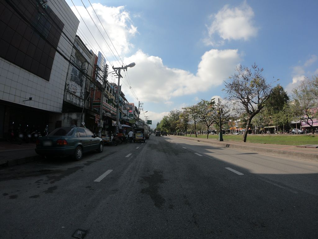 ภาพถนนตรงที่ ต้นไม้ใหญ่ ตั้งอยู่ ถ่ายโดย chanuwath_grab พ.ศ. 2562 (2019) · A street-level view of where Big tree at Coucou Hotel stands, by chanuwath_grab in 2562 (2019)