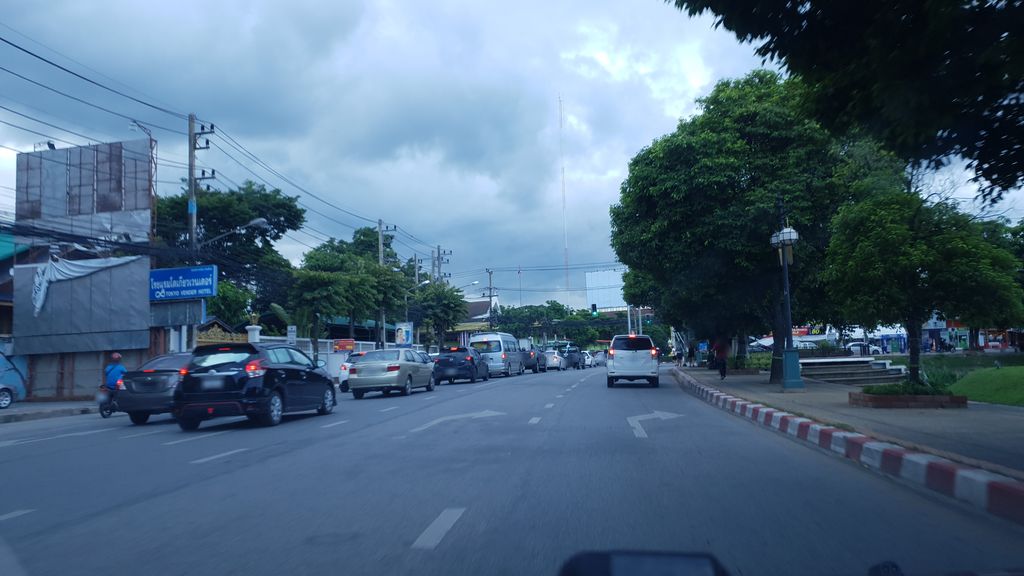 ภาพถนนตรงที่ ต้นไม้ใหญ่ ตั้งอยู่ ถ่ายโดย silamanee พ.ศ. 2561 (2018) · A street-level view of where Lone tree on the old moat rampart stands, by silamanee in 2561 (2018)