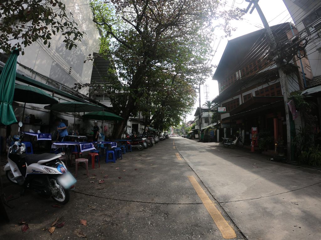 ภาพถนนตรงที่ ร้านตัดเสื้อผ้าชวารินทร์ ตั้งอยู่ ถ่ายโดย chanuwath_grab พ.ศ. 2562 (2019) · A street-level view of where Chawarin stands, by chanuwath_grab in 2562 (2019)
