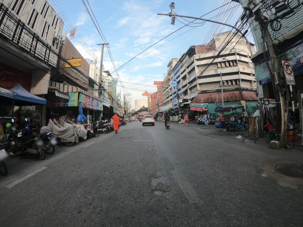 ภาพถนนตรงที่ เชียงใหม่ใจดี รวมผ้านานาชนิด (ตลาดวโรรส) ตั้งอยู่ ถ่ายโดย chanuwath_grab พ.ศ. 2562 (2019) · A street-level view of where Chiang Mai Jai Dee — cloth of every kind (Warorot Market) stands, by chanuwath_grab in 2562 (2019)