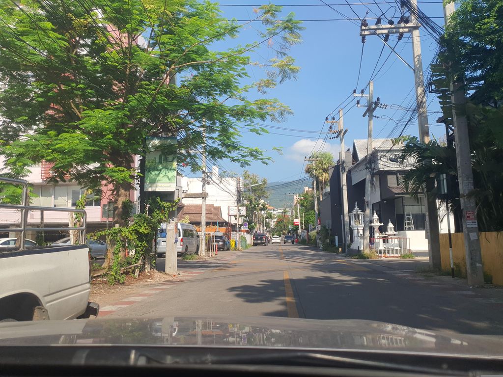 ภาพถนนตรงที่ เยลโล่ว์ โคเวิร์คกิ้ง  Coworking Space ตั้งอยู่ ถ่ายโดย jrcarlsen พ.ศ. 2566 (2023) · A street-level view of where เยลโล่ว์ โคเวิร์คกิ้ง  Coworking Space stands, by jrcarlsen in 2566 (2023)