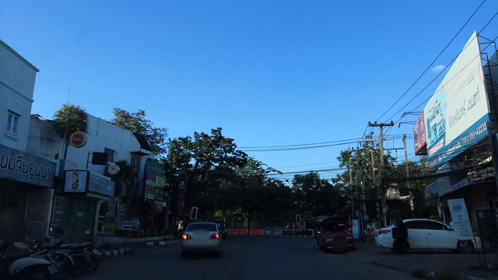 ภาพถนนตรงที่ ไวร์คลับ คลินิกทันตกรรม ตั้งอยู่ ถ่ายโดย charlesano พ.ศ. 2561 (2018) · A street-level view of where ไวร์คลับ คลินิกทันตกรรม · Waikhlap Clinic Thantakrarom stands, by charlesano in 2561 (2018)