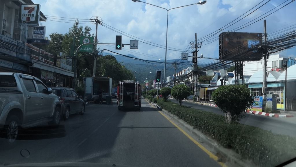 ภาพถนนตรงที่ เดอะเดนทิส (สาขาหน้า มช.) ตั้งอยู่ ถ่ายโดย charlesano พ.ศ. 2561 (2018) · A street-level view of where เดอะเดนทิส (สาขาหน้า มช.) · The Denthit (sakha Na Mot.) stands, by charlesano in 2561 (2018)
