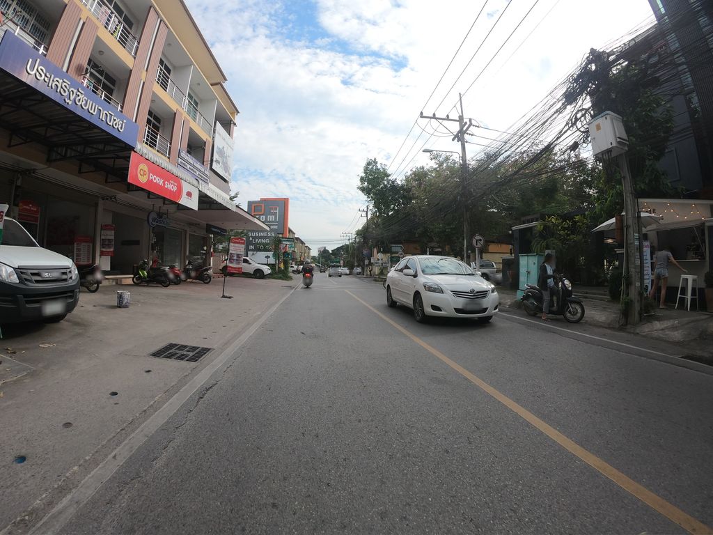 ภาพถนนตรงที่ คลินิกทันตกรรม บลิซเดนท์ ตั้งอยู่ ถ่ายโดย chanuwath_grab พ.ศ. 2562 (2019) · A street-level view of where คลินิกทันตกรรม บลิซเดนท์ · Thantakrarom Blitden Clinic stands, by chanuwath_grab in 2562 (2019)
