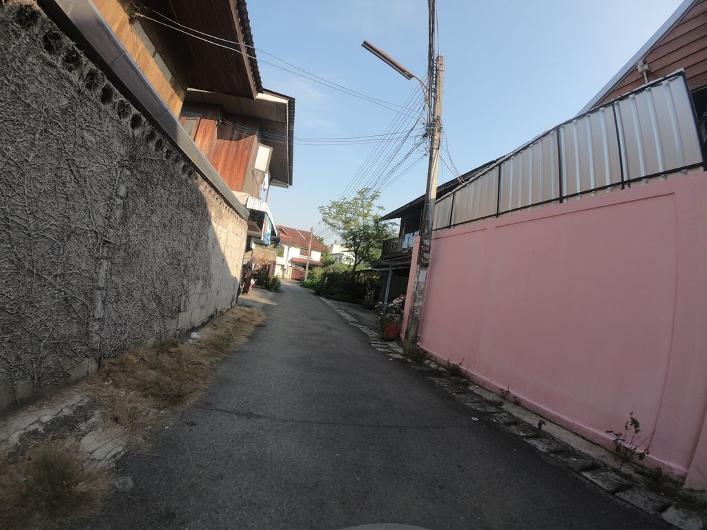 ภาพถนนตรงที่ โจอี้ ทันตกรรม ตั้งอยู่ ถ่ายโดย chanuwath_grab พ.ศ. 2562 (2019) · A street-level view of where โจอี้ ทันตกรรม · Choi Thantakrarom stands, by chanuwath_grab in 2562 (2019)