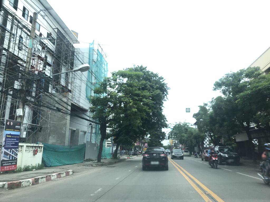 ภาพถนนตรงที่ เดนทัลพอยท์ 2 ตั้งอยู่ ถ่ายโดย prasert พ.ศ. 2561 (2018) · A street-level view of where เดนทัลพอยท์ 2 · Dental Point 2 stands, by prasert in 2561 (2018)