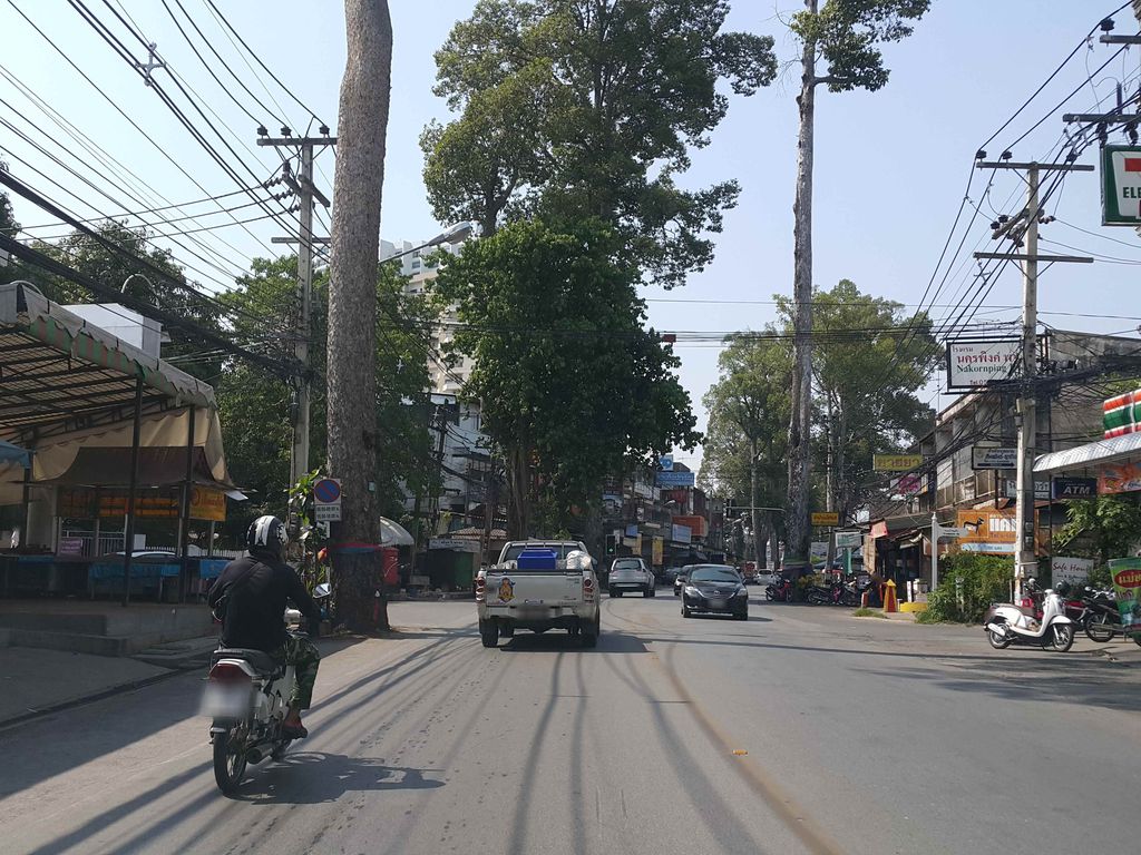 ภาพถนนตรงที่ ไทม์เดนทัลแคร์ ตั้งอยู่ ถ่ายโดย jrcarlsen พ.ศ. 2558 (2015) · A street-level view of where ไทม์เดนทัลแคร์ · Thai Dental Care stands, by jrcarlsen in 2558 (2015)