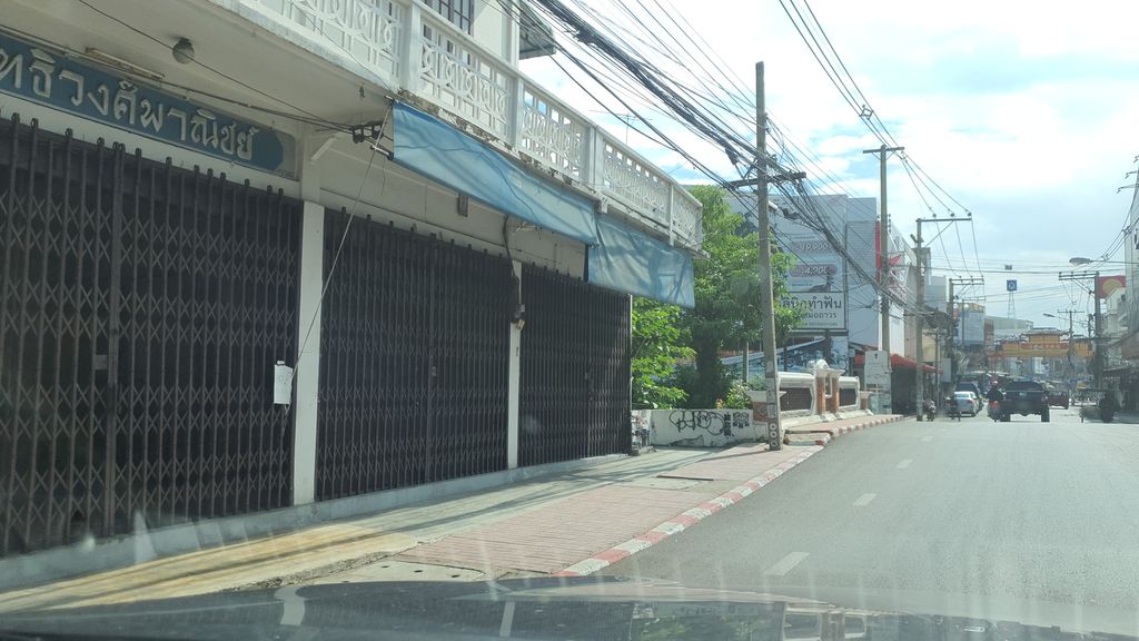 ภาพถนนตรงที่ คลินิกทำฟันหมอถาวร ตั้งอยู่ ถ่ายโดย jrcarlsen พ.ศ. 2564 (2021) · A street-level view of where คลินิกทำฟันหมอถาวร · Thamfan Mo Thawon Clinic stands, by jrcarlsen in 2564 (2021)