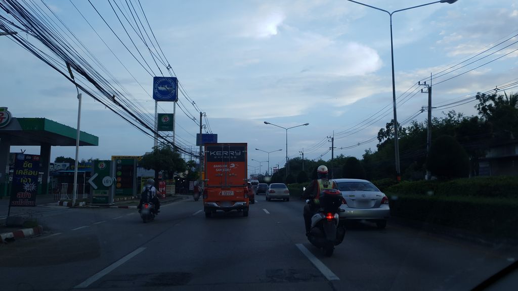 ภาพถนนตรงที่ พิพัฒน์คลินิก ตั้งอยู่ ถ่ายโดย silamanee พ.ศ. 2561 (2018) · A street-level view of where พิพัฒน์คลินิก · Phiphat Clinic stands, by silamanee in 2561 (2018)