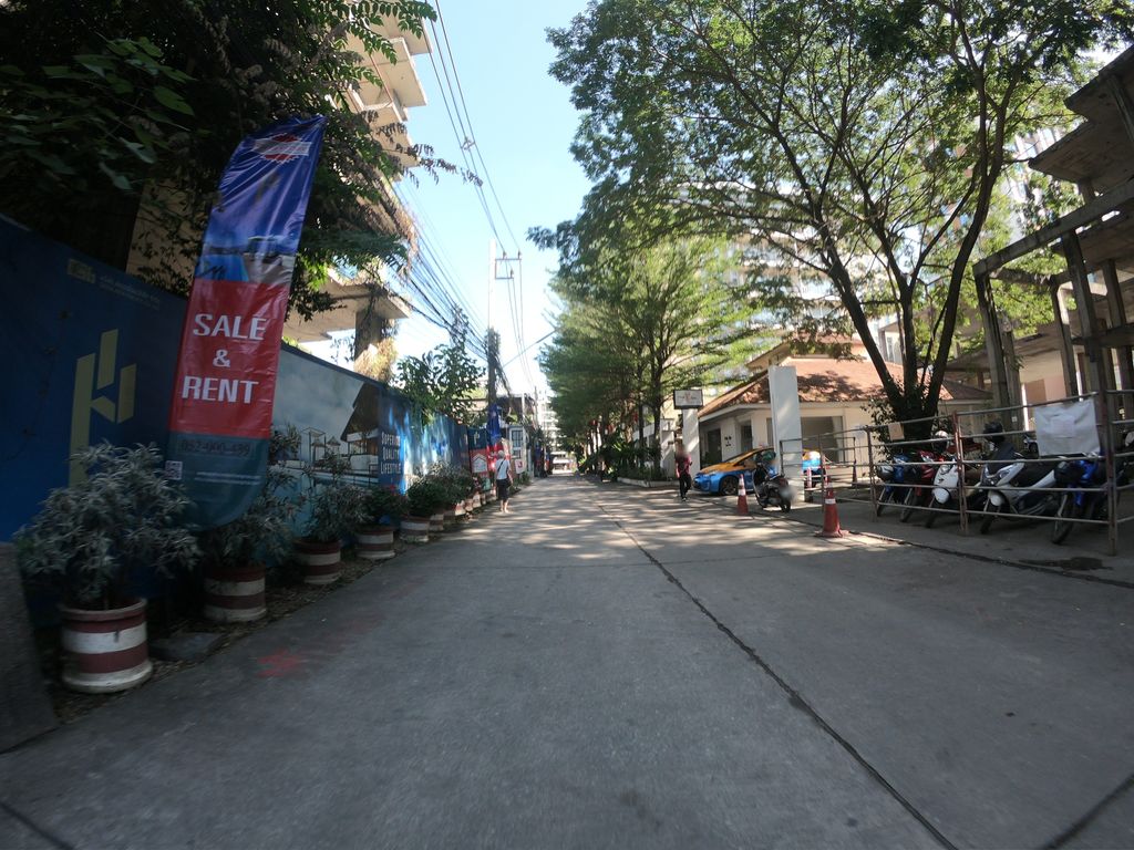 ภาพถนนตรงที่ วิรัช-กอบกุล ทันตแพทย์ (สาขา 1) ตั้งอยู่ ถ่ายโดย chanuwath_grab พ.ศ. 2562 (2019) · A street-level view of where วิรัช-กอบกุล ทันตแพทย์ (สาขา 1) · Wirat-kopkun Thantaphaet (sakha 1) stands, by chanuwath_grab in 2562 (2019)