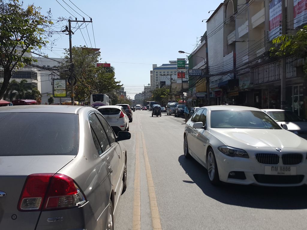 ภาพถนนตรงที่ คลินิก ฟันดี ตั้งอยู่ ถ่ายโดย jrcarlsen พ.ศ. 2558 (2015) · A street-level view of where คลินิก ฟันดี · Fandi Clinic stands, by jrcarlsen in 2558 (2015)