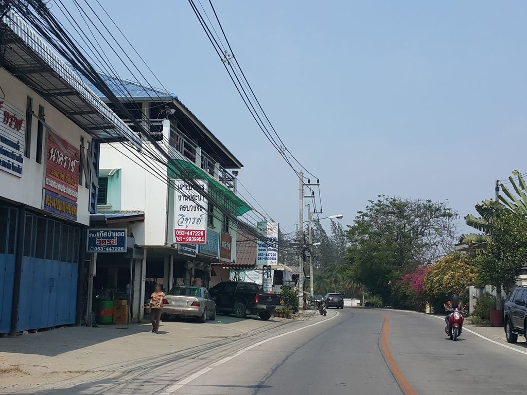ภาพถนนตรงที่ โมทกะ คลินิกทันตกรรม ตั้งอยู่ ถ่ายโดย jrcarlsen พ.ศ. 2559 (2016) · A street-level view of where โมทกะ คลินิกทันตกรรม · Motka Clinic Thantakrarom stands, by jrcarlsen in 2559 (2016)