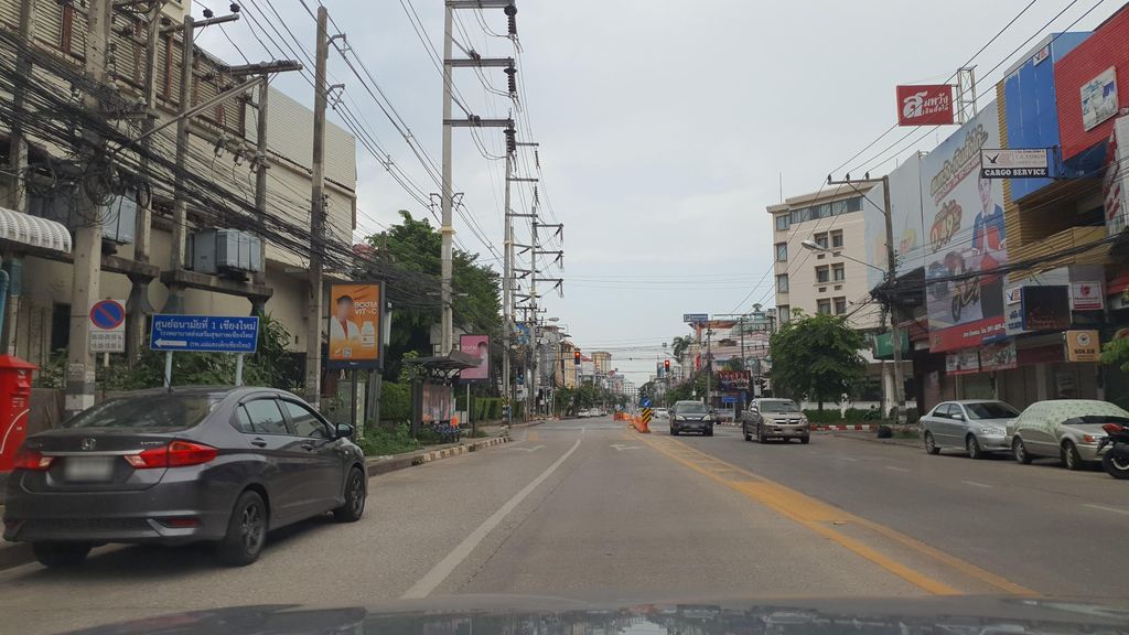 ภาพถนนตรงที่ ศูนย์ทันตกรรมเซ็นทรัลเชียงใหม่ ตั้งอยู่ ถ่ายโดย jrcarlsen พ.ศ. 2565 (2022) · A street-level view of where ศูนย์ทันตกรรมเซ็นทรัลเชียงใหม่ · Thantakrarom Central Chiang Mai Centre stands, by jrcarlsen in 2565 (2022)
