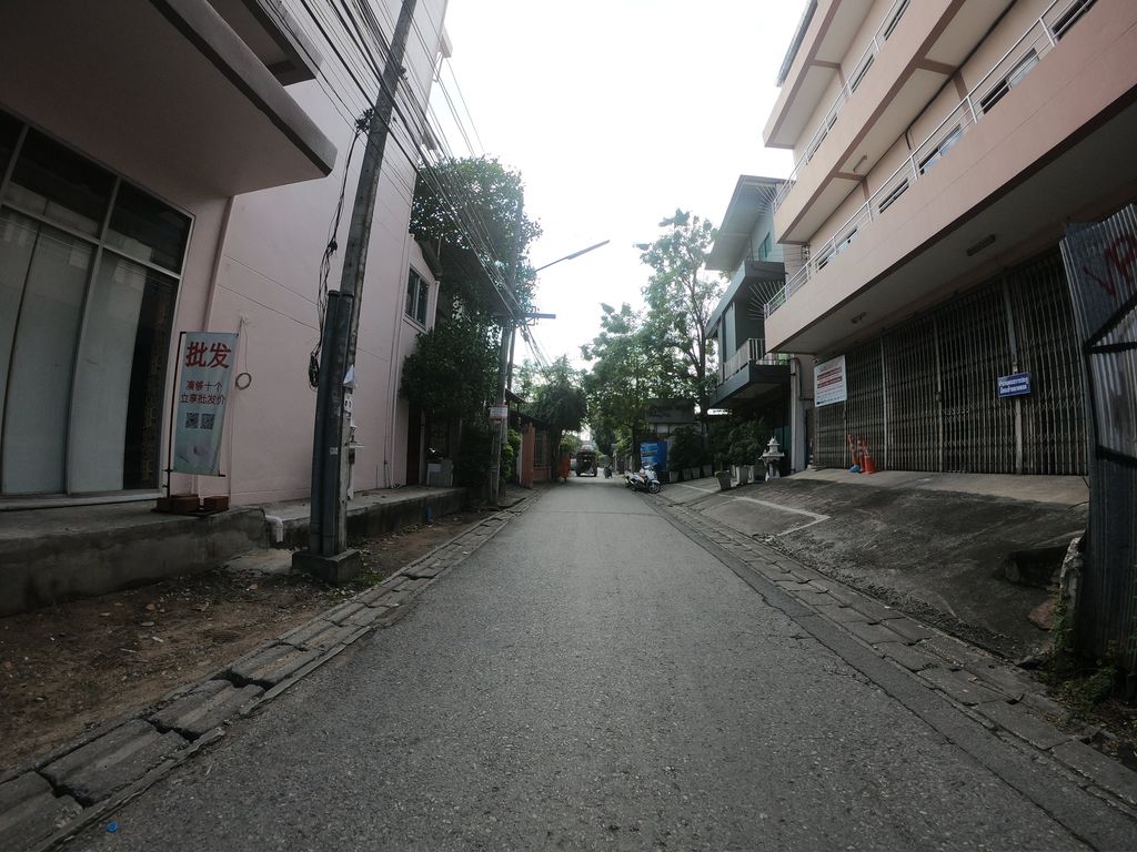 ภาพถนนตรงที่ เดนทิฟิก เดนทรัล คลินิก ตั้งอยู่ ถ่ายโดย chanuwath_grab พ.ศ. 2562 (2019) · A street-level view of where เดนทิฟิก เดนทรัล คลินิก · Denthifik Dental Clinic stands, by chanuwath_grab in 2562 (2019)